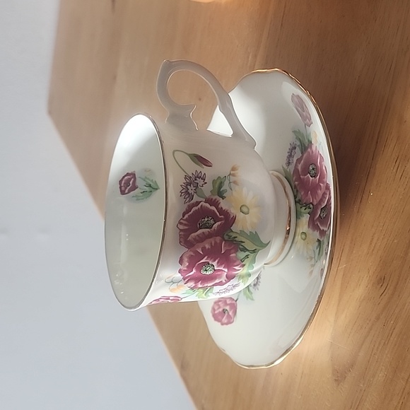 Vintage teacup and saucer - Picture 1 of 6